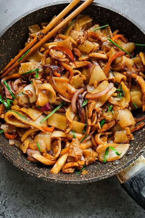 Stir-Fried Ho Fan or Ho Fun (Flat Rice Noodles) - The Foodie Takes Flight Beef Stir Fry Rice Noodles, Asian Flat Noodle Recipes, Hofan Noodles, Flat Noodle Recipe, Flat Noodles Recipe, Pasta Handmade, Flat Rice Noodles, Flat Noodles, Vietnamese Foods