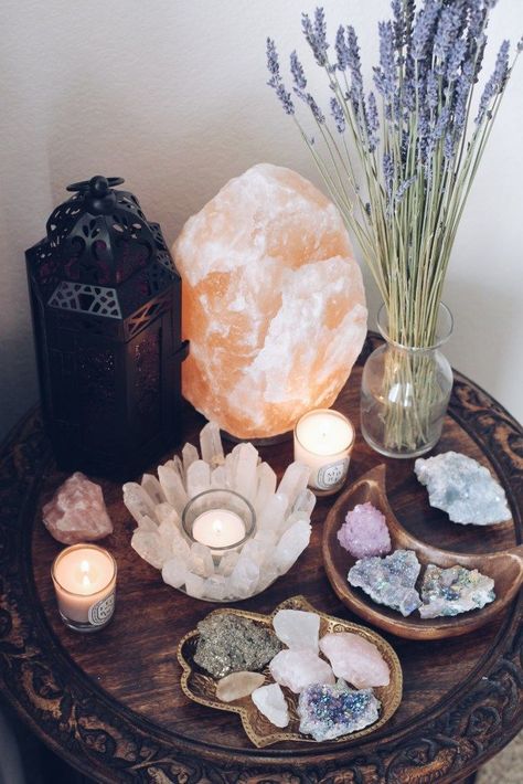 Bedroom Meditation Space Ideas, Home Decor Crystals, Crystal Home Decor Ideas, Ideas For Displaying Crystals, Home Decor With Crystals, Crystal Home Aesthetic, Crystal Corner Decor, Cozy Spiritual Bedroom, Dark Spiritual Room Aesthetic