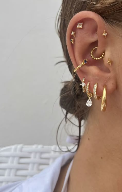 Piercings Stack, Ušný Piercing, Minimalist Ear Piercings, Earring Stacks, Ear Stacks, Ear Peircings, Earring Stack, Cool Ear Piercings, Pretty Ear Piercings