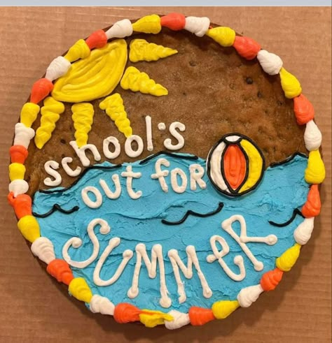 Summer Cookie Cake Ideas, Summer Cake Designs Easy, Beach Cookie Cake, End Of School Year Cake, Last Day Of School Cake, Cute Summer Cakes, End Of School Cake, Summer Cookie Cake Designs, Memorial Day Cake Ideas