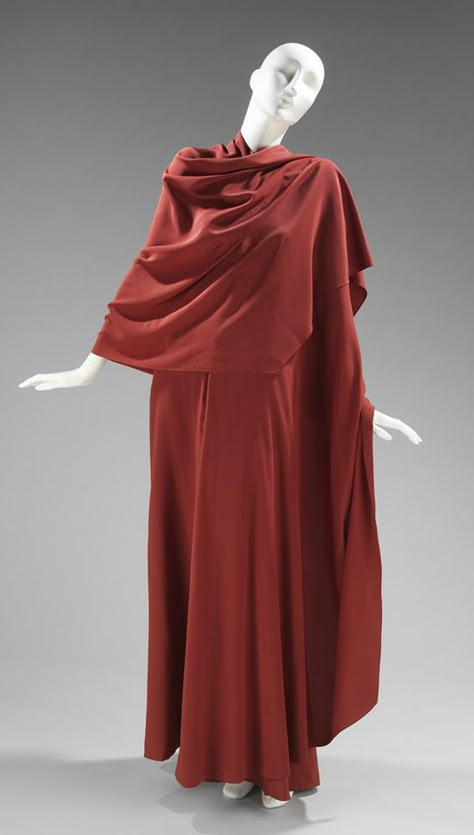 Madame Gres fall-winter 1974-1975  The greek himation, casually draped around and over the shoulders and arm. Madame Gres 1930s, Greek Chlamys, Robes Reference, Silk Reference, Draping Fashion Design, Dress Folds, Drapery Dress, Cloth Folds, Clothing Folds