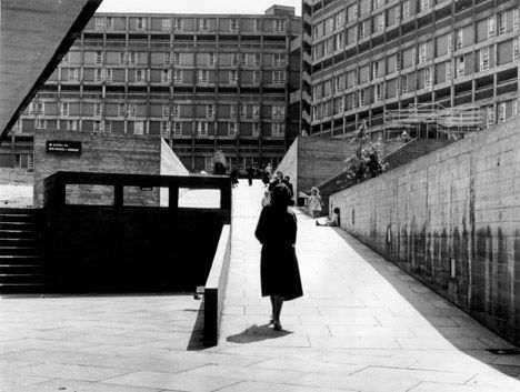 Brutalist buildings: Park Hill, Sheffield by Jack Lynn and Ivor SmithBuilt over one of the city's seven hills, it replaced an assortment of back-to-back housing, tenement blocks and waste sites, creating nearly 1,000 new homes. Council Estate, Housing Estate, Public Housing, Sheffield City, Council House, Brutalism Architecture, Brutalist Buildings, Modernist Architecture, Park Hill