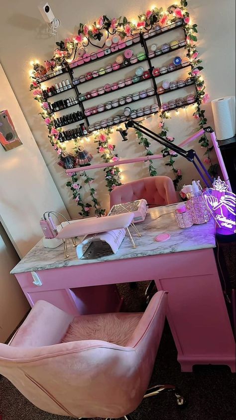 Nail Salon Small Spaces, Bedroom Nail Salon, Nail Tech Room Inspiration, Pink Nail Studio Ideas, Acrylic Nail Desk Setup, Nailroom Inspiration, Home Nail Salon Ideas Decor, Nail Bedroom Ideas, Nail Salon Acrylic Nails Ideas