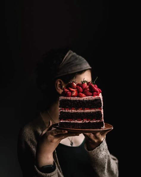 Chocolate And Strawberry Cake, White Currant, Chef Pictures, Zucchini Chocolate, Baking Photography, Chocolate And Strawberry, Chocolate Zucchini Cake, Pavlova Recipe, Food Art Photography