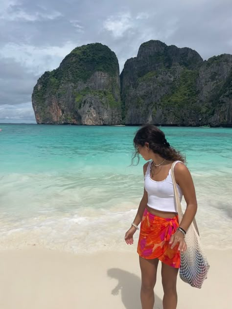 Clothes For Vietnam Trip, Travel Asia Outfit, Island Holiday Outfits Beach Vacations, Thailand Shopping Clothes, Backpacking Thailand Outfits, Thailand Travel Outfits For Women, Vietnam Picture Ideas, Vietnam Holiday Outfits, Asia Vacation Outfits