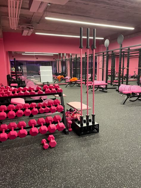 Getfitlascondes Girly At Home Gym, Pilates Pink Aesthetic, Pink At Home Gym, Retro Gym Aesthetic, Women Only Gym Design, Pink Home Gym, Gym Aesthetic Pink, Gym Asthetic Picture, Pink Gym Aesthetic