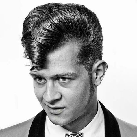 Do u Elvis? Trendy mens cut. Mens hairstyle Fashion 1940s Women, 1950s Mens Hairstyles, Hairstyle Mens, Modern Pompadour, 1940s Women, 1920s Women, Classic Haircut, Mens Hairstyle, 1970s Women