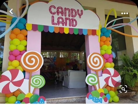 Candy Theme Birthday Party, Candy Themed Party, Candy Land Birthday Party, Wreath Candy, Candy Birthday Party, Candyland Christmas, Candy Land Christmas Decorations, Candy Land Christmas Decorations Diy, Candy Land Christmas Decorations Outdoor