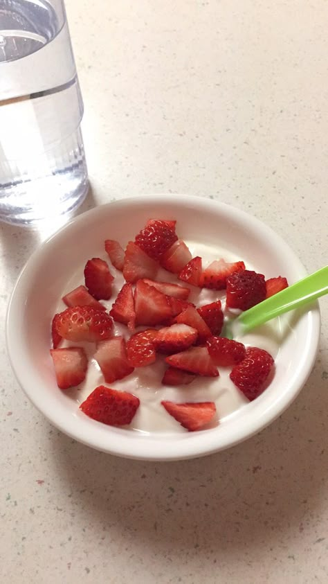 Yummy honey yogurt with strawberries!! Perfect snack or add on to dinner!! Makanan Diet, Healthy Food Motivation, Healthy Lifestyle Food, Think Food, Healthy Food Choices, Food Is Fuel, Snap Food, Food Snapchat, Delicious Meals