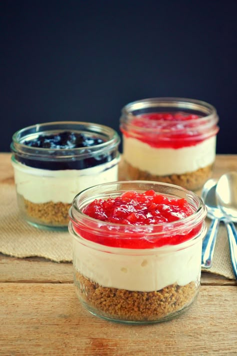 Family Feedbag: No-Bake Cheesecakes in a Jar Cake In Jar, Mason Jar Recipe, Mason Jar Desserts, Dessert Mini, Cheesecake In A Jar, Dessert Parfait, Cheesecake Lovers, Torte Cupcake, Cake In A Jar