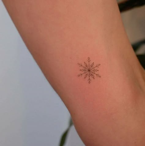 CafeMom.com : Fine Point Snowflake : 20 Tattoos For Anyone Obsessed With Winter -- Like snowflakes, tattoos come in all shapes and sizes, and each one is slightly different. Tattoos can be big and bold, or they can be tiny and minimalist like the design here. Small Snowflake Tattoo, Tattoo Ideas For Females, Snowflake Tattoo, Winter Tattoo, Snow Tattoo, Snow Flake Tattoo, Christmas Tattoo, Love Winter, Tat Ideas