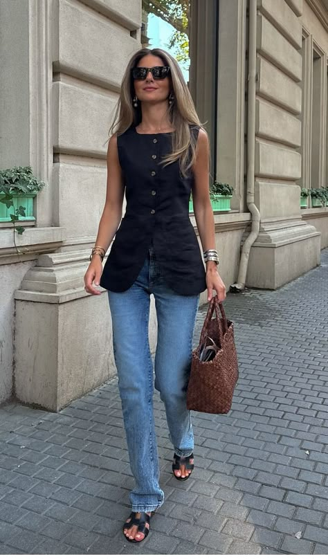 Cute Office Outfits, Hermes Sandals, Cute Professional Outfits, Summer Office Outfits, Casual Work Outfits Women, Chic Business Casual, Cute Work Outfits, Denim Jacket Outfit, Professional Outfits Women