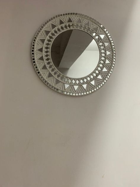 White Lippan Art Circle, Lippin Art Mirror, Lippan Mirror Art On Wall, Round Lippan Art Design, Clay Art With Mirror, Mandala On Mirror, Lippan Art Mirror Small Circle, Clay Mirror Work, Mandala Art Mirror