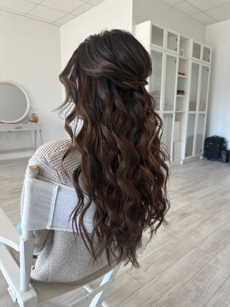 Long Beach Waves Wedding Hairstyles, Mermaid Curls Wedding Hair, Hair Inspo For Bridesmaid, Updo Beach Hairstyles, Beach Waves Bride Hair, Beach Waves Half Up, Wavy Hairstyles For Long Hair Half Up, Beach Waves Hair Wedding Bridesmaid, Waves Half Up Half Down