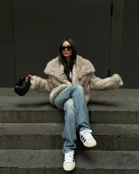 Casual Edgy Outfits, Fur Coat Outfits, Faux Fur Coats Outfit, Sandals Design, Nyc Winter Outfits, Winter Fashion Outfits Casual, Foto Poses, Cold Weather Outfits, Lily Collins