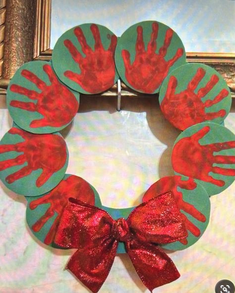 Christmas Wreath Craft, December Crafts, Christmas Crafts For Toddlers, Preschool Christmas Crafts, Toddler Arts And Crafts, Kitchen Christmas, Preschool Arts And Crafts, Daycare Crafts, Preschool Christmas