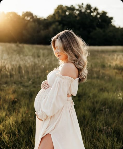 Pregnant Outfits For Photoshoot, Trail Maternity Pictures, September Maternity Pictures Outfits, Maternity Pics Poses, Maturity Photoshoot With Husband, Maternity Pictures Woman Only, Maternity Inspo Pics, Long Grass Maternity Shoot, Family Outdoor Maternity Shoot