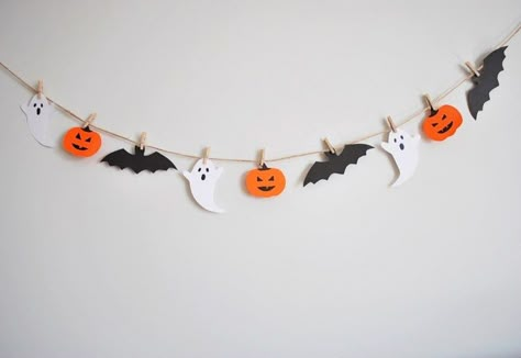 Halloween Girlande Diy, Make Your Own Halloween Decorations, Crafty Halloween Decor, Diy Paper Halloween Decorations, Homemade Halloween Decorations Indoor, Halloween Diy Garland, Halloween Decor Ideas For The Home, Diy Fall Wall Decor, Cute Diy Halloween Decorations