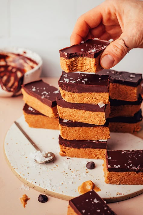 Fuss-free, no-bake peanut butter cup bars with a creamy, salty peanut butter base and chocolaty ganache top! Vegan, gluten-free, grain-free, and just like a peanut butter cup, but easier. Just 5 ingredients, 1 bowl, and 30 minutes required! #minimalistbaker #peanutbutter #chocolate #vegan #glutenfree #dessert Peanut Butter Cup Bars, Ella Vegan, Minimalist Baker, Butter Bars, Chocolate Peanut Butter Cups, Peanut Butter Bars, No Bake Bars, Peanut Butter Cup, Easy Peanut Butter