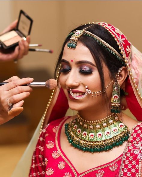 Sassy Bridal Eye Makeup Styles To Flaunt At Your Wedding Beauty Parlour Images, Bride Makeup Shoot Poses, Mecup Shoot Bride, Parlor Shoot Bride, Parlour Suit Photo, Bride Mackup Shoot, Bride Mekup Shoot, Bridal Makeup Photoshoot Ideas, Bride Parlour Shoot