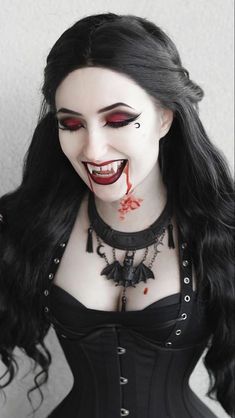 Dracula Makeup, Vampire Women, Vampire Makeup Halloween, Vampire Fashion, Vampire Look, Vampire Pictures, Creepy Halloween Makeup, Vampire Makeup, Halloween Beauty