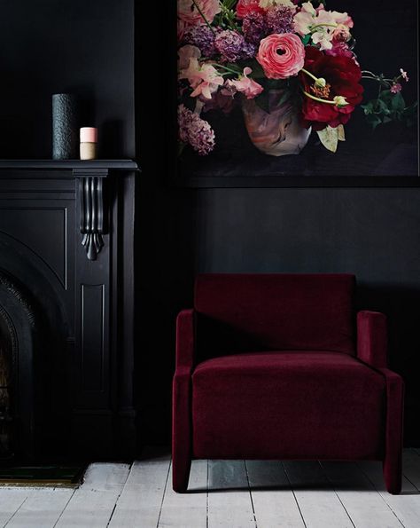 Interiors trend scout: Inky interiors and black walls Bachelor Pad Decor, Modern Florals, Moody Interiors, Design Websites, Dark Walls, Versace Home, Dark Interiors, Decoration Inspiration, Drama Queens