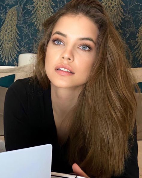 Barbara Palvin Palvin Barbara, Look Alikes, Simple Makeup Looks, Brunette Girl, Barbara Palvin, Celebrity Look, Simple Makeup, Celebrity Gossip, Girl Face