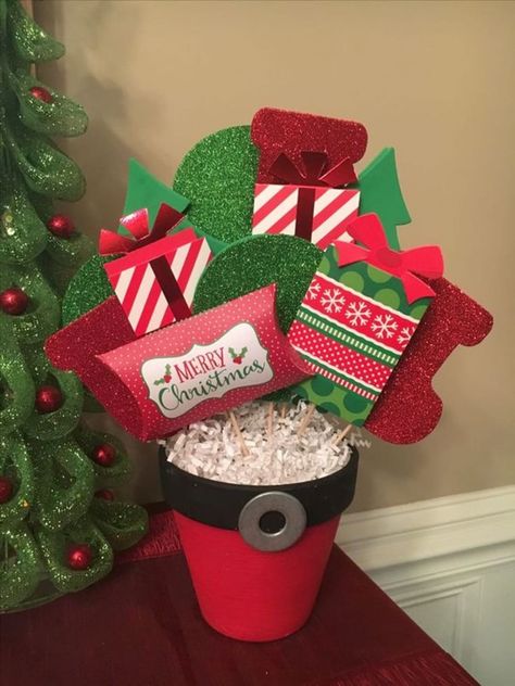 Christmas Gift Basket Ideas for Friends | HubPages Christmas Gift Card Presentation, Gift Card Tree, Gift Card Basket, Gift Card Bouquet, Gift Card Displays, Gift Card Presentation, Christmas Gift Baskets Diy, Mom Ideas, Christmas Gift Basket Ideas