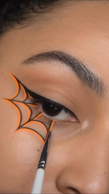 Hallowen Schminke, Black Halloween Makeup, Spider Web Makeup, Halloween Eyeshadow, Maquillage Halloween Simple, Vampire Bride, Cute Halloween Makeup, Orange Makeup, Holiday Makeup Looks