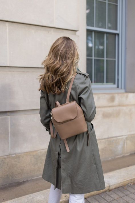 Small Backpack Outfit, Backpack Aesthetic Outfit, Cuyana Backpack, Backpack Purse Aesthetic, Backpack Outfits Women, French Backpack, Backpack Style Outfits, Mini Backpack Aesthetic, Backpack Purse Outfit