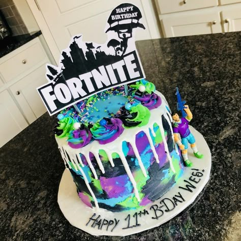 Fortnite Birthday Drip Cake Sprinkle Drip Cake, Fortnite Birthday Cake, Gateau Harry Potter, Birthday Drip Cake, 9th Birthday Cake, 7th Birthday Cakes, 10 Birthday Cake, Video Games Birthday Party, Fortnite Birthday