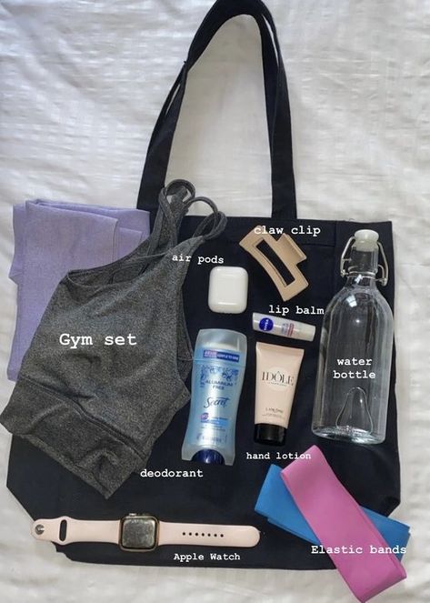 Gym Stuff Aesthetic, Gym Aesthetic Essentials, Whats Inside My Gym Bag, Gym Things To Bring, What’s In Your Gym Bag, What In My Gym Bag, Gym Essentials Woman Aesthetic, That Girl Essentials List, Women Essentials List