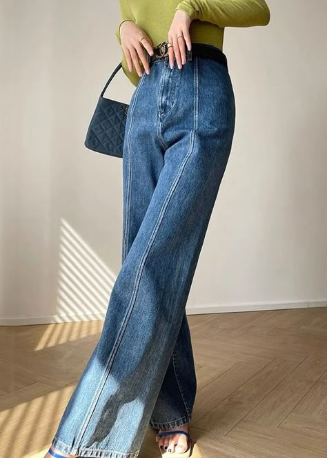 Cool Jeans Outfit Women, Statement Jeans Outfit, Cool Denim Outfits, How To Find The Perfect Jeans, Blue And Green Outfit, Trendy Style Outfits, Trendy Denim Jeans, Trending Pants, Timeless Jeans