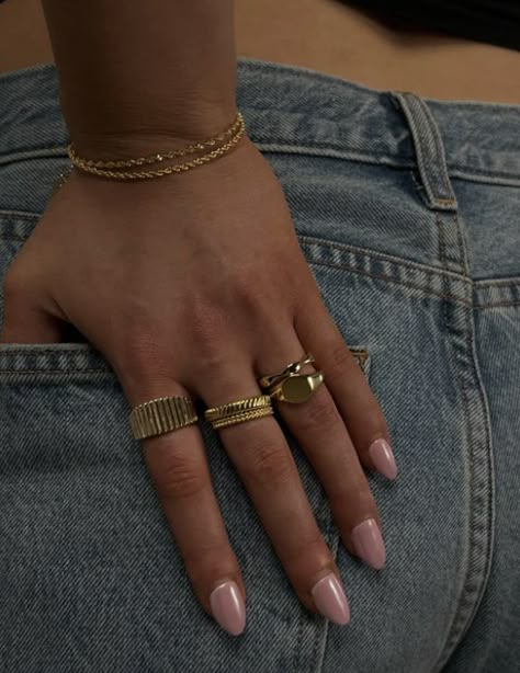 Good Ring Stack, Ring Combinations Aesthetic, Ringe Aesthetic, Ring Stack Aesthetic, Styling Rings, Ring Stack Ideas, Gold Rings Aesthetic, Ring Stacking Ideas, Ring Layering