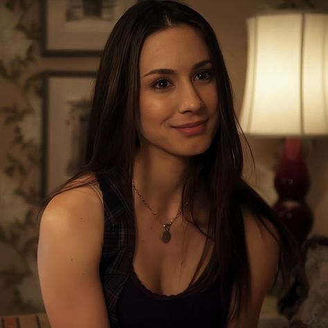 Spencer Hastings Makeup, Torian Bellisario, My Celebrity Look Alike, Spencer Pll, Spencer Hastings Outfits, Spencer Hastings Style, Pretty Little Liars Characters, Pretty Little Liars Spencer, Petite Style Outfits