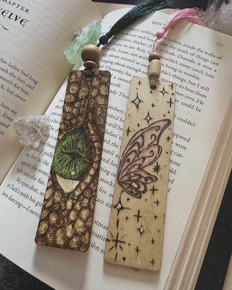 https://dragnfireburn.etsy.com/listing/1656866652 #bookmark #bookmarks #book #booklover #bookstagram #dragon #fairies Book Marks Design Ideas, Whimsical Dragon, Cool Bookmarks, Fantasy Bookmarks, Dragon Bookmark, Book Art Projects, Handmade Bookmarks Diy, Vintage Bookmarks, Diy Room Decor Videos