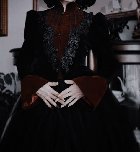 Era Victoria, Vampire Core, Vampire Fashion, Vampire Dress, Vampire Clothes, Victorian Vampire, Vampire Aesthetic, Vampire Goth, Vampire Academy