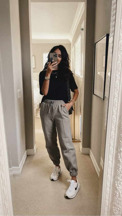 Casual Sporty Style Women, Athlete Travel Outfits, Women’s Athleisure Outfits 2023, Professional Athleisure Outfits Summer, Sporty Style Outfits Comfy Casual, Athleisure Business Outfits, Cute Pe Teacher Outfits, Summer Athleisure Outfit, Cute Athletic Outfits For Fall