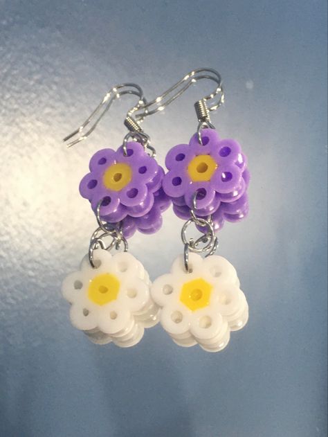 Cute Things To Make With Hama Beads, Perler Bead Flower Earrings, Hama Bead Earrings Ideas, Melting Beads Earrings, Iron Beads Jewelry, Melty Beads Earrings, Perler Bead Earrings Diy, Hammer Beads Ideas Cute, Pearler Beads Earrings