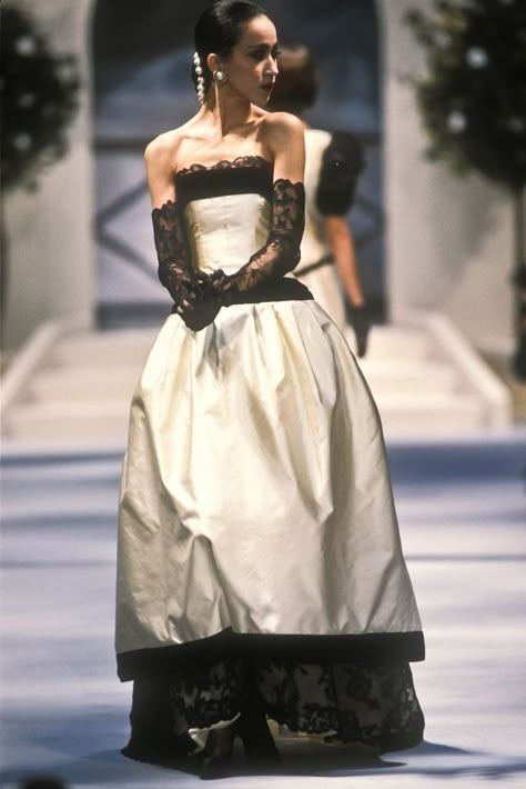 Haute Couture Fashion 90s, Coco Chanel Haute Couture, Classic Runway Fashion, Coco Chanel Runway, 90s Runway Fashion Chanel, 90s Haute Couture, Chanel Vintage Dress, Guilded Glamour, Outfit Soirée