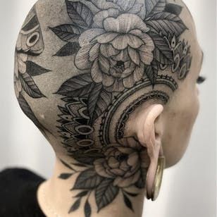 Tattoo uploaded by Xavier | Garden-inspired tattoo by Zihwa. #Zihwa #blackwork #subtle #garden #flower #plant #whale | 172233 | Tattoodo Blackwork Head Tattoo, Hair Line Tattoo, Bald Tattoo, Bald Head Tattoo, Undercut Tattoos, Leaves Mandala, Tattoo Crane, Tato Mandala, Scalp Tattoo