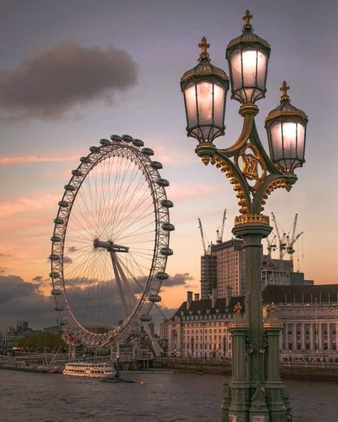 Travelling to London, England? Don't forget to check out the city guide on mydesignagenda.com for the best places to explore! London Aesthetic Vintage, Wow Photo, Aesthetic London, London Dreams, London Aesthetic, London Photography, London Eye, Vision Board 2023, London Life