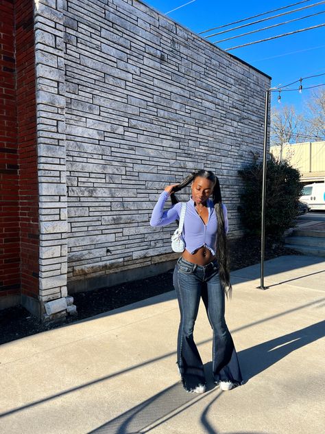 Black Women Flare Jeans Outfit, Front Pocket Jeans Outfit, Low Rise Jeans Winter Outfit, Low Rise Jeans Curvy, Bootcut Jeans Outfit Black Women, Bootleg Jeans Outfit Aesthetic, Fishnet Jeans Outfit, Low Rise Flare Jeans Outfit Y2k, Low Waist Flare Jeans Outfit