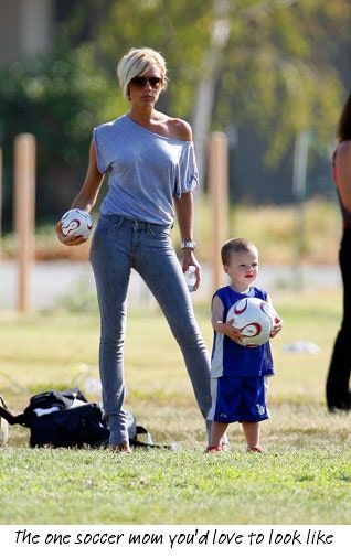 Soccer Mom Vs Bbq Dad, Soccer Mom Fashion, Soccer Mom Style, Mom Inspo, Rich Husband, Alpha Woman, Soccer Moms, Homecoming Week, Victoria Beckham Style