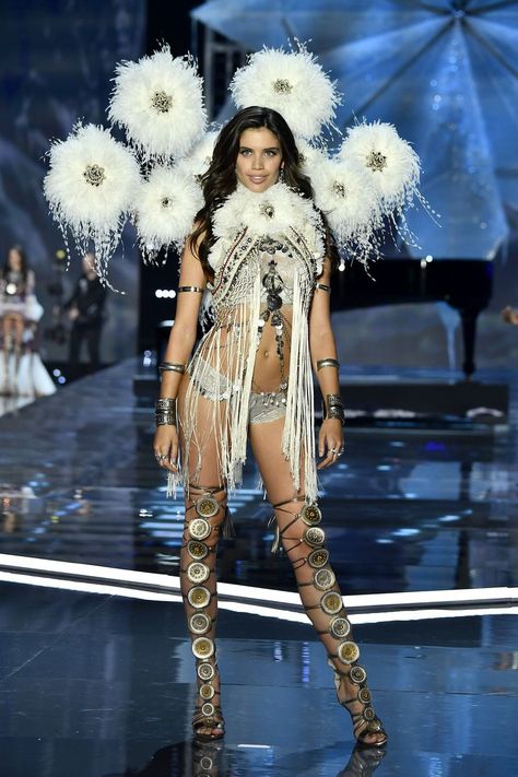 Victoria's Secret Fashion Show 2017 Sara Sampaio Victoria Secret, Vs Fashion Show 2017, Victorias Secret Fashion, Victoria Secret Runway, Rock And Roll Fashion, Victoria Secret Models, Vs Fashion Shows, Sarah Hyland, Elizabeth Banks