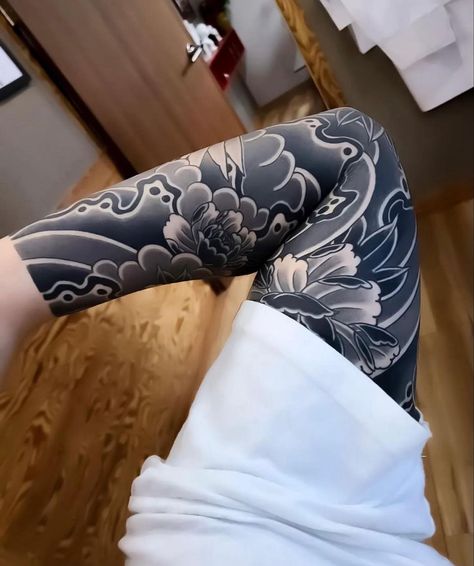 Tato Irezumi, Traditional Japanese Tattoo Sleeve, Tattoo Japonais, Japanese Wave Tattoos, Tato Maori, Japanese Leg Tattoo, Black Sleeve Tattoo, Mangas Tattoo, Japanese Tattoos For Men