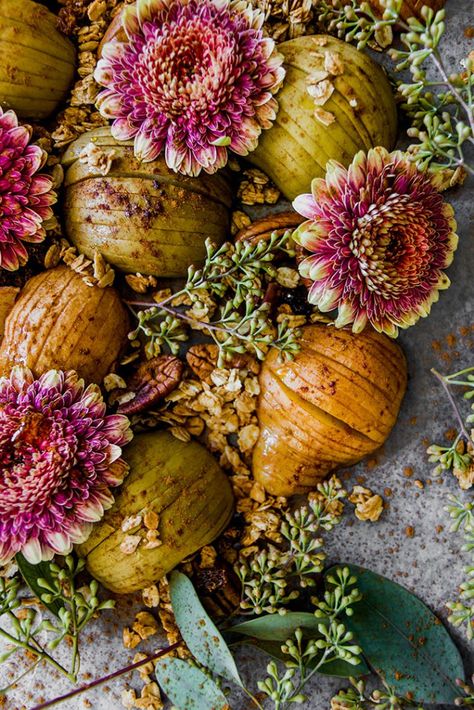 Hasselback Fall Fruit Platter with baked hasselback apples and pears with homemade maple granola. A perfect seasonal autumn fruit pickable platter. Fall Fruit Platter, Winter Fruit Platter, Homemade Maple Granola, Hasselback Apples, Unique Thanksgiving Desserts, Vegan Thanksgiving Dessert, Maple Granola, Autumn Fruit, Fall Fruit