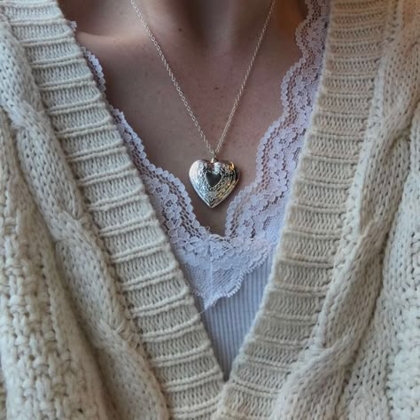 Folklore Necklace Taylor Swift, Heart Locket Outfit, Locket Outfit, Heart Locket Necklace Aesthetic, Heart Locket Aesthetic, Locket Necklace Aesthetic, Alisa Core, Heart Necklace Aesthetic, Angel Core Outfit