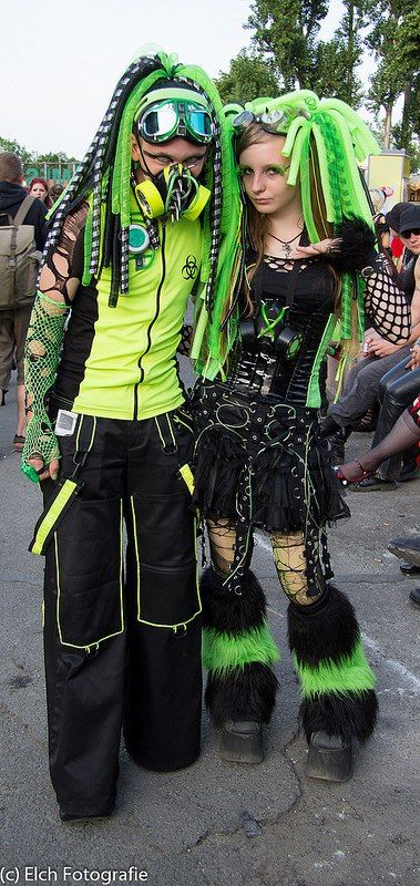 People Neon Punk Fashion, Cybergoth Outfits, Industrial Dance, Gothic Couple, Goth Styles, Cybergoth Fashion, Industrial Goth, Dti Theme, Cybergoth Style