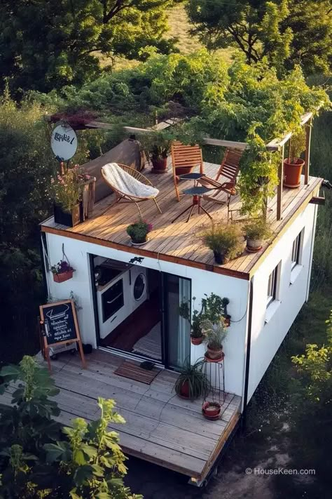 Tiny House Flat Roof, Tiny House Tropical, Bamboo Tiny House, Tiny Beach House Interior, Roof Courtyard, Mini Cabin Ideas, Tiny Home Villages, Tiny House Aesthetic, Tiny Home Interior Ideas